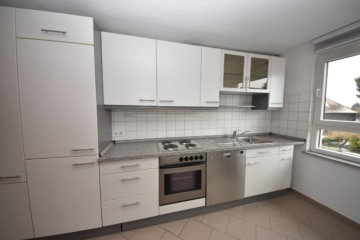 DIETZ: Gut ausgerüstete Wohnung mit Einbauküche, Balkon, Fußbodenh., Wanne + Dusche in ruhiger Lage! - Einbauküche inklusive (656388)