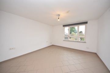 DIETZ: Gut ausgerüstete Wohnung mit Einbauküche, Balkon, Fußbodenh., Wanne + Dusche in ruhiger Lage! - Schlafzimme 1 von 1 (656394)