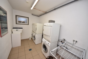 DIETZ: Gut ausgerüstete Wohnung mit Einbauküche, Balkon, Fußbodenh., Wanne + Dusche in ruhiger Lage! - Waschküche (656398)