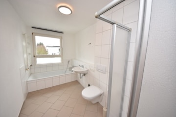 DIETZ: Gut ausgerüstete Wohnung mit Einbauküche, Balkon, Fußbodenh., Wanne + Dusche in ruhiger Lage! - Tageslichtbadezimmer (656391)