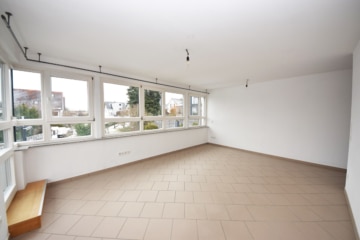 DIETZ: Gut ausgerüstete Wohnung mit Einbauküche, Balkon, Fußbodenh., Wanne + Dusche in ruhiger Lage! - Wohnzimmer (656386)