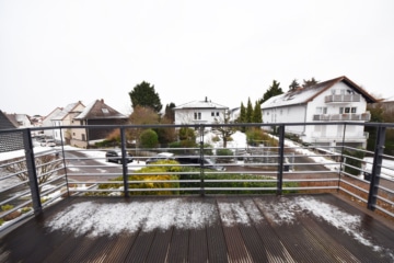 DIETZ: Gut ausgerüstete Wohnung mit Einbauküche, Balkon, Fußbodenh., Wanne + Dusche in ruhiger Lage! - Balkon (656383)