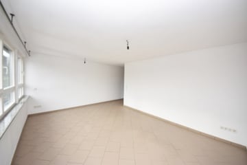 DIETZ: Gut ausgerüstete Wohnung mit Einbauküche, Balkon, Fußbodenh., Wanne + Dusche in ruhiger Lage! - Wohnzimmer (656387)