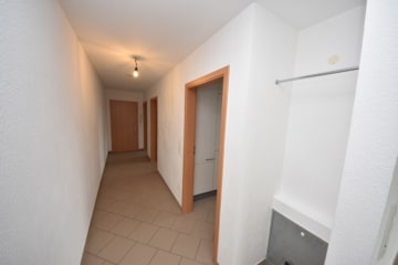 DIETZ: Gut ausgerüstete Wohnung mit Einbauküche, Balkon, Fußbodenh., Wanne + Dusche in ruhiger Lage! - Diele (656390)