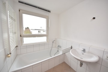 DIETZ: Gut ausgerüstete Wohnung mit Einbauküche, Balkon, Fußbodenh., Wanne + Dusche in ruhiger Lage! - Tageslichtbad (656393)