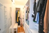Ankleide Schlafzimmer 2 von 3 - DIETZ: Gepflegte 4-Zi. Erdgeschosswohnung mit Terrasse, Garten, Garage und viel Lagerfläche!