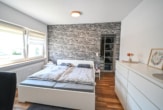 Schlafzimmer 1 von 3 - DIETZ: Gepflegte 4-Zi. Erdgeschosswohnung mit Terrasse, Garten, Garage und viel Lagerfläche!