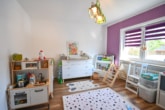 Schlafzimmer 2 von 3 - DIETZ: Gepflegte 4-Zi. Erdgeschosswohnung mit Terrasse, Garten, Garage und viel Lagerfläche!