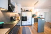 Offener Koch- und Essbereich - DIETZ: Gepflegte 4-Zi. Erdgeschosswohnung mit Terrasse, Garten, Garage und viel Lagerfläche!