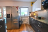 Offener Koch- und Essbereich - DIETZ: Gepflegte 4-Zi. Erdgeschosswohnung mit Terrasse, Garten, Garage und viel Lagerfläche!