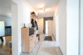 Flur - DIETZ: Gepflegte 4-Zi. Erdgeschosswohnung mit Terrasse, Garten, Garage und viel Lagerfläche!