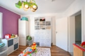 Schlafzimmer 2 von 3 - DIETZ: Gepflegte 4-Zi. Erdgeschosswohnung mit Terrasse, Garten, Garage und viel Lagerfläche!