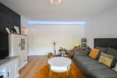 Wohnzimmer - DIETZ: Gepflegte 4-Zi. Erdgeschosswohnung mit Terrasse, Garten, Garage und viel Lagerfläche!