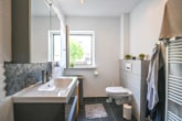 Tageslicht Duschbad - DIETZ: Gepflegte 4-Zi. Erdgeschosswohnung mit Terrasse, Garten, Garage und viel Lagerfläche!
