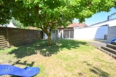 Garten - DIETZ: Gepflegte 4-Zi. Erdgeschosswohnung mit Terrasse, Garten, Garage und viel Lagerfläche!