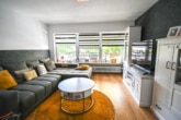 Wohnzimmer - DIETZ: Gepflegte 4-Zi. Erdgeschosswohnung mit Terrasse, Garten, Garage und viel Lagerfläche!