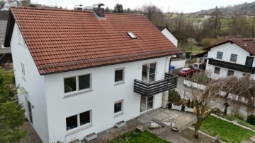 DIETZ: Kernsanierte 3-Zimmer-Wohnung in Feldrandlage von Unter-Schweinheim! Inkl. neuer Einbauküche! - Wohnung mit Balkon (670001)