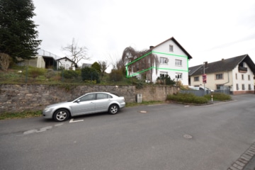 DIETZ: Kernsanierte 3-Zimmer-Wohnung in Feldrandlage von Unter-Schweinheim! Inkl. neuer Einbauküche! - Ansicht von Straße (670003)