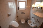 WC für Ihre Gäste - DIETZ: Modernisierte 4,5 Zimmer-Wohnung mit Balkon, Garage und eigenem Garten – Direkter Zugang!