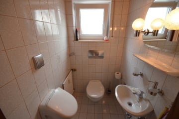 DIETZ: Modernisierte 4,5 Zimmer-Wohnung mit Balkon, Garage und eigenem Garten – Direkter Zugang! - WC für Ihre Gäste (690037)