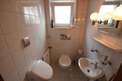 DIETZ: Modernisierte 4,5 Zimmer-Wohnung mit Balkon, Garage und eigenem Garten – Direkter Zugang! - WC für Ihre Gäste (698340)