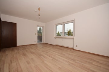 DIETZ: Modernisierte 4,5 Zimmer-Wohnung mit Balkon, Garage und eigenem Garten – Direkter Zugang! - Schlafzimmer 1 von 2 (690034)
