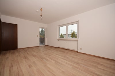 DIETZ: Modernisierte 4,5 Zimmer-Wohnung mit Balkon, Garage und eigenem Garten – Direkter Zugang! - Schlafzimmer 1 von 2 (698337)