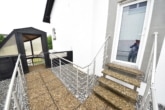 Zugang zum Garten - DIETZ: Modernisierte 4,5 Zimmer-Wohnung mit Balkon, Garage und eigenem Garten – Direkter Zugang!