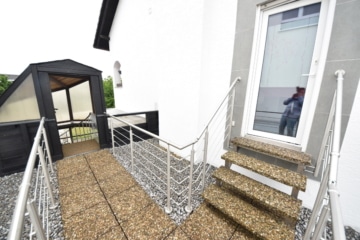 DIETZ: Modernisierte 4,5 Zimmer-Wohnung mit Balkon, Garage und eigenem Garten – Direkter Zugang! - Zugang zum Garten (690040)