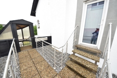 DIETZ: Modernisierte 4,5 Zimmer-Wohnung mit Balkon, Garage und eigenem Garten – Direkter Zugang! - Zugang zum Garten (698343)