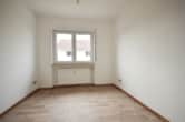 Gast oder Büro - DIETZ: Modernisierte 4,5 Zimmer-Wohnung mit Balkon, Garage und eigenem Garten – Direkter Zugang!