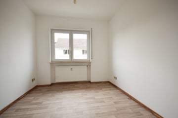 DIETZ: Modernisierte 4,5 Zimmer-Wohnung mit Balkon, Garage und eigenem Garten – Direkter Zugang! - Gast oder Büro (690036)