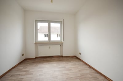 DIETZ: Modernisierte 4,5 Zimmer-Wohnung mit Balkon, Garage und eigenem Garten – Direkter Zugang! - Gast oder Büro (698339)