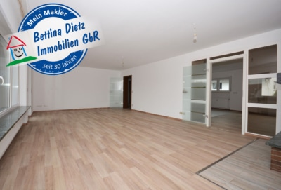 DIETZ: Modernisierte 4,5 Zimmer-Wohnung mit Balkon, Garage und eigenem Garten – Direkter Zugang! - Wohnzimmer (698330)
