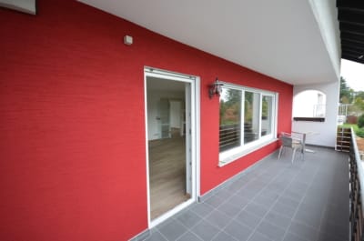 DIETZ: Modernisierte 4,5 Zimmer-Wohnung mit Balkon, Garage und eigenem Garten – Direkter Zugang! - Überdachter Balkon (698335)