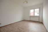 Schlafzimmer 2 von 2 - DIETZ: Modernisierte 4,5 Zimmer-Wohnung mit Balkon, Garage und eigenem Garten – Direkter Zugang!