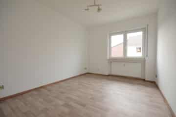 DIETZ: Modernisierte 4,5 Zimmer-Wohnung mit Balkon, Garage und eigenem Garten – Direkter Zugang! - Schlafzimmer 2 von 2 (690035)