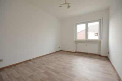 DIETZ: Modernisierte 4,5 Zimmer-Wohnung mit Balkon, Garage und eigenem Garten – Direkter Zugang! - Schlafzimmer 2 von 2 (698338)