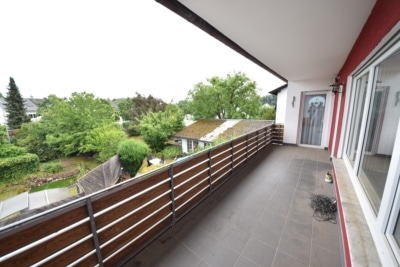 DIETZ: Modernisierte 4,5 Zimmer-Wohnung mit Balkon, Garage und eigenem Garten – Direkter Zugang! - Balkon (698334)
