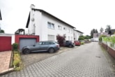 linke Garage+PKW-Außenfl - DIETZ: Modernisierte 4,5 Zimmer-Wohnung mit Balkon, Garage und eigenem Garten – Direkter Zugang!