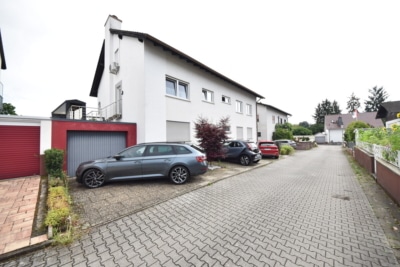 DIETZ: Modernisierte 4,5 Zimmer-Wohnung mit Balkon, Garage und eigenem Garten – Direkter Zugang! - linke Garage+PKW-Außenfl (698344)