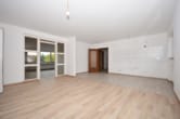 Wohnküche - DIETZ: Modernisierte 4,5 Zimmer-Wohnung mit Balkon, Garage und eigenem Garten – Direkter Zugang!