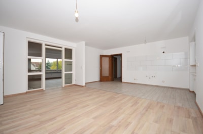 DIETZ: Modernisierte 4,5 Zimmer-Wohnung mit Balkon, Garage und eigenem Garten – Direkter Zugang! - Wohnküche (698331)