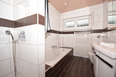 DIETZ: Modernisierte 4,5 Zimmer-Wohnung mit Balkon, Garage und eigenem Garten – Direkter Zugang! - Neu saniertes Tageslichtbad (698336)