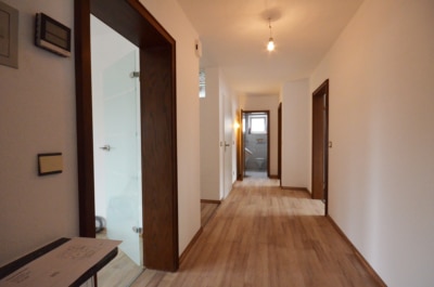 DIETZ: Modernisierte 4,5 Zimmer-Wohnung mit Balkon, Garage und eigenem Garten – Direkter Zugang! - Diele (698341)