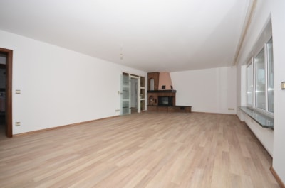 DIETZ: Modernisierte 4,5 Zimmer-Wohnung mit Balkon, Garage und eigenem Garten – Direkter Zugang! - Toller Kaminofen (698332)