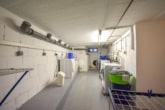 DIETZ: Vermietete 2-Zimmer Erdgeschosswohnung mit PKW-Stellplatz und Kellerraum in Groß-Zimmern! - Waschküche
