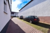 DIETZ: Vermietete 2-Zimmer Erdgeschosswohnung mit PKW-Stellplatz und Kellerraum in Groß-Zimmern! - Zufahrt Hof