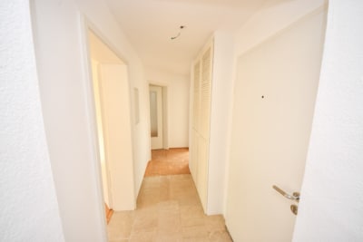 DIETZ: 5-Zimmer-Dachgeschosswohnung mit Garage, Balkon im energetisch sanierten 7FH! Nähe Waldrand! - Flur (702762)