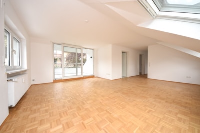 DIETZ: 5-Zimmer-Dachgeschosswohnung mit Garage, Balkon im energetisch sanierten 7FH! Nähe Waldrand! - Offener Wohn- und Essbereich (702745)